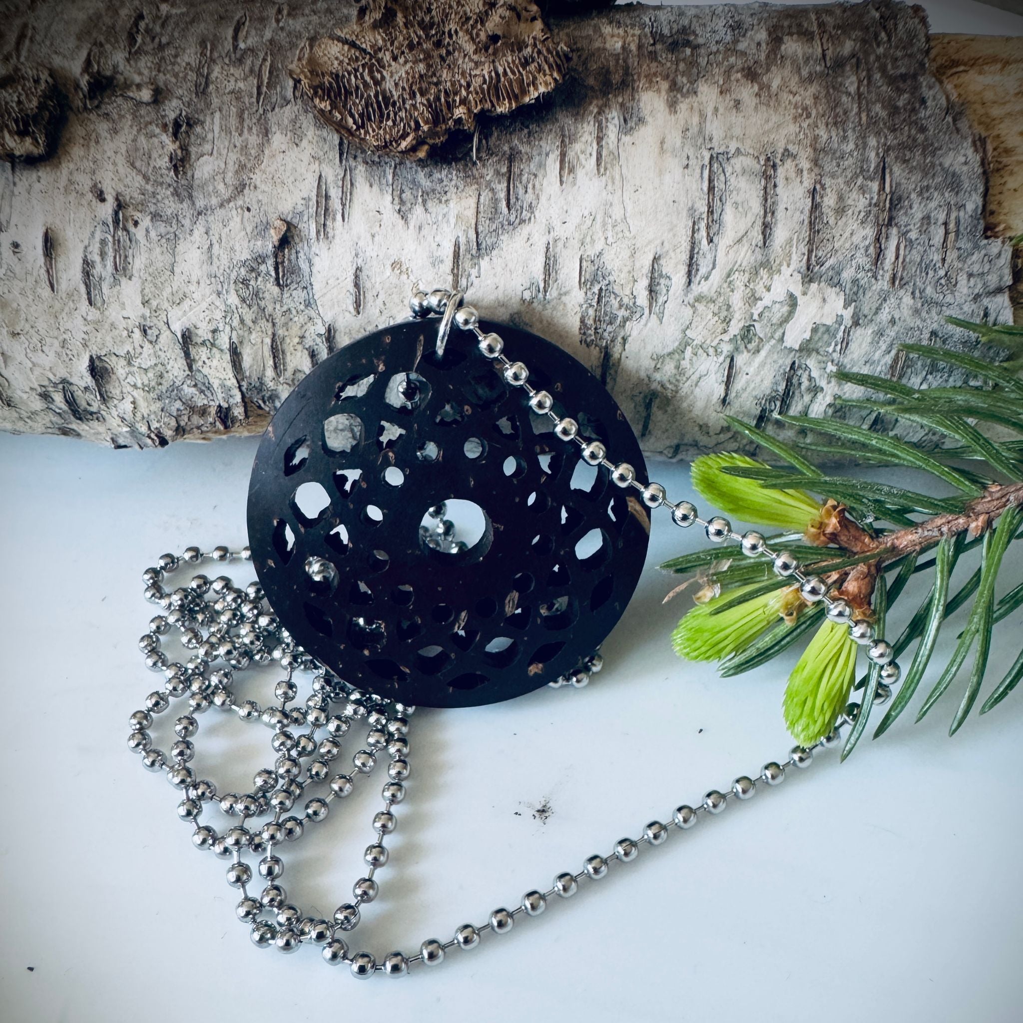 Verkko Pendant Necklace – Coconut Shell Lattice Circle Pendant