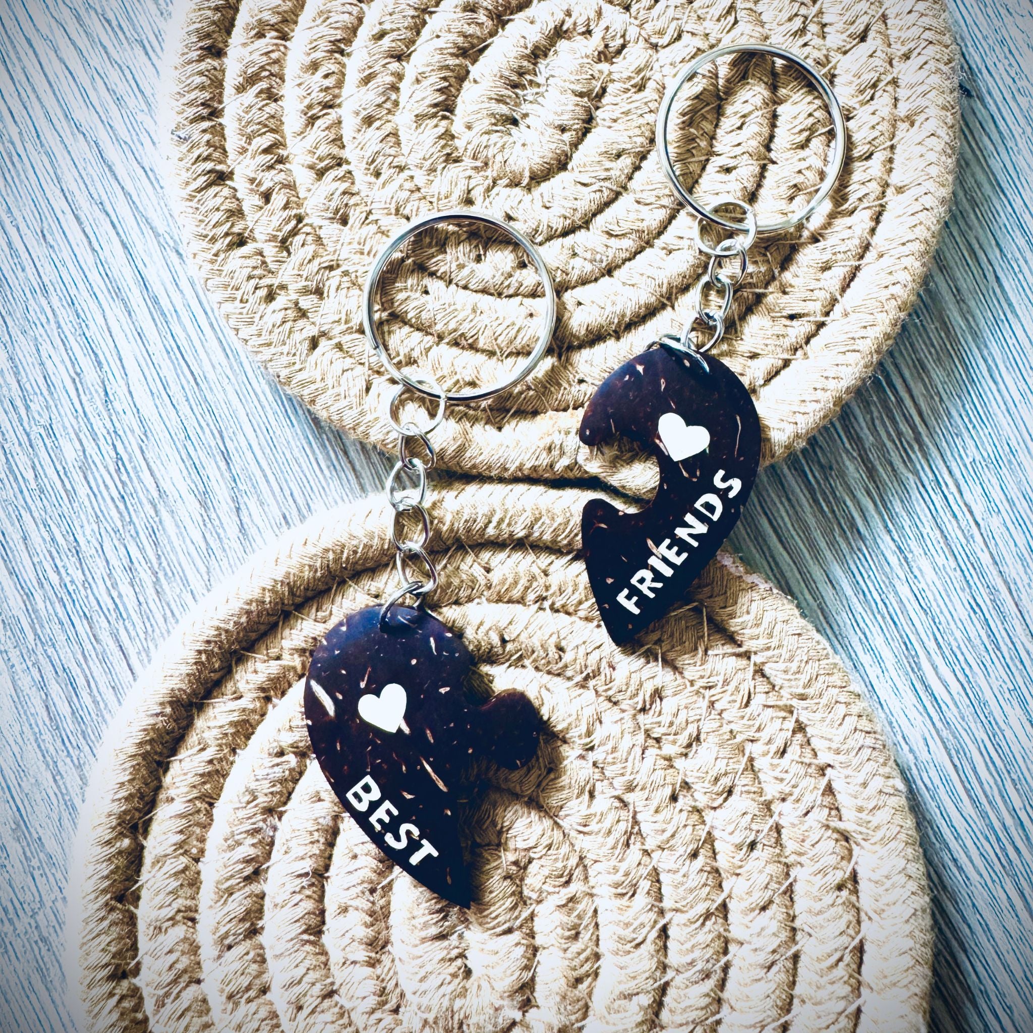 Parhaat Ystävät – Best Friends Coconut Shell Keychain Set
