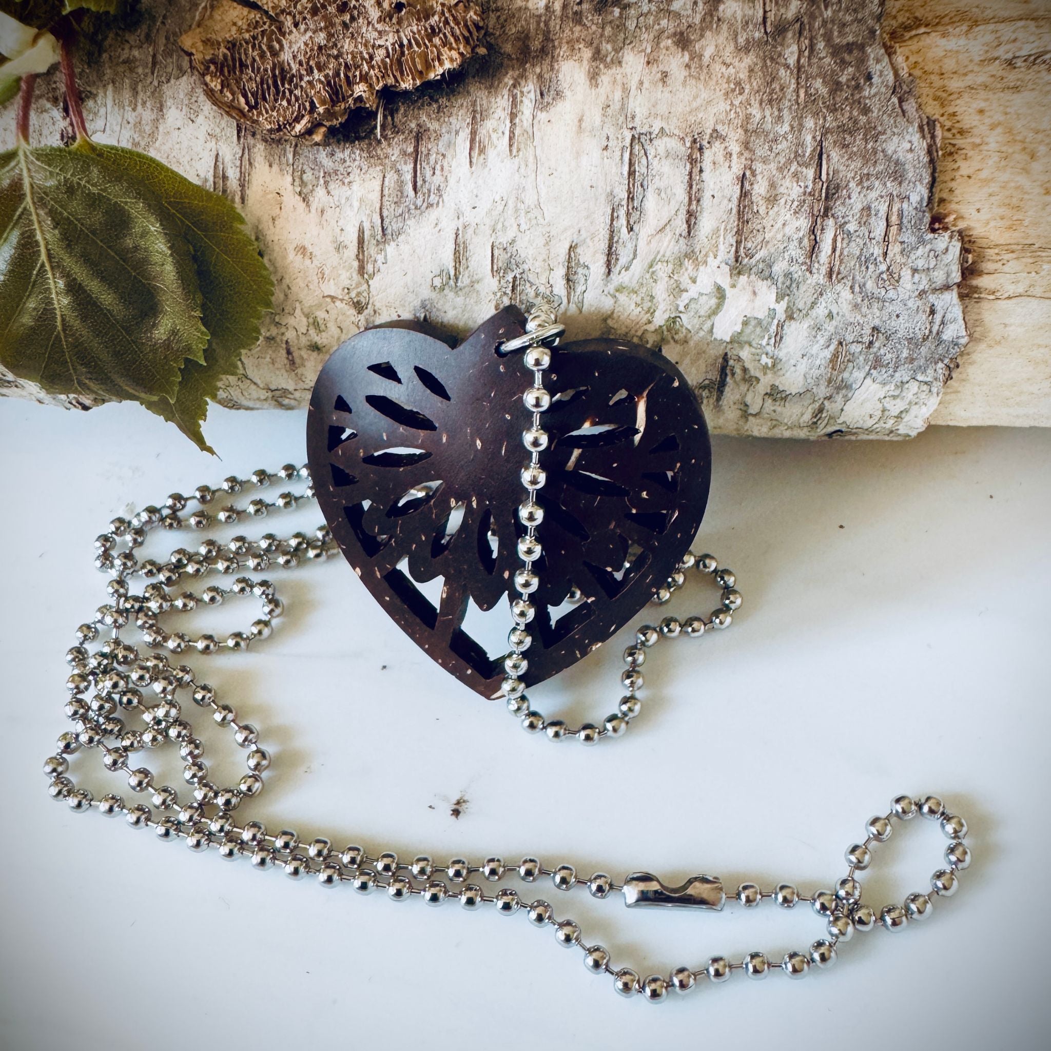 Sydänriipus Necklace – Coconut Shell Heart Pendant with Ball Chain