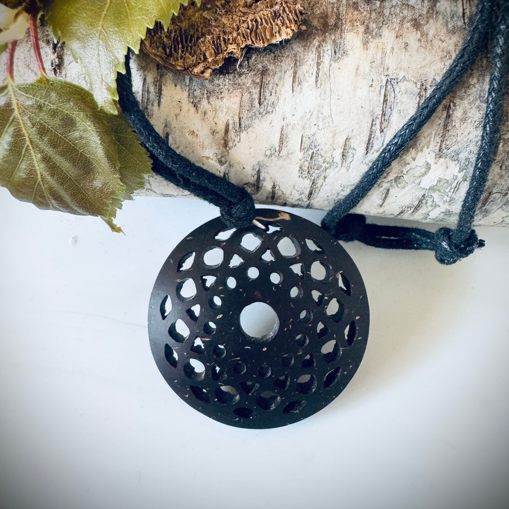Verkko Pendant Necklace – Coconut Shell Lattice Circle Pendant